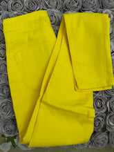 Load image into Gallery viewer, FLATTER ME JEANS (YELLOW)
